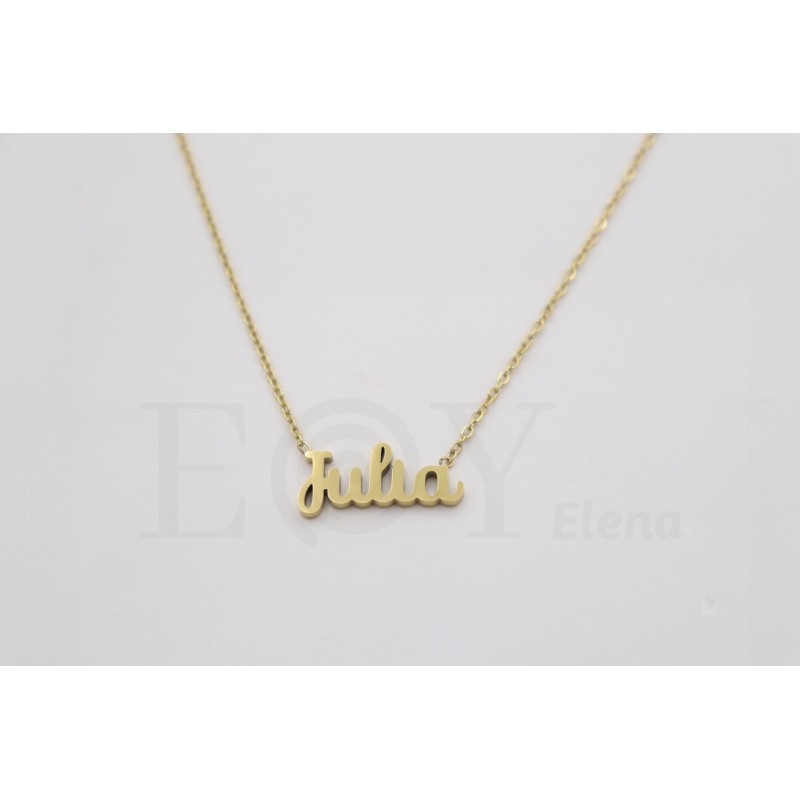 Collar con nombre "Julia"