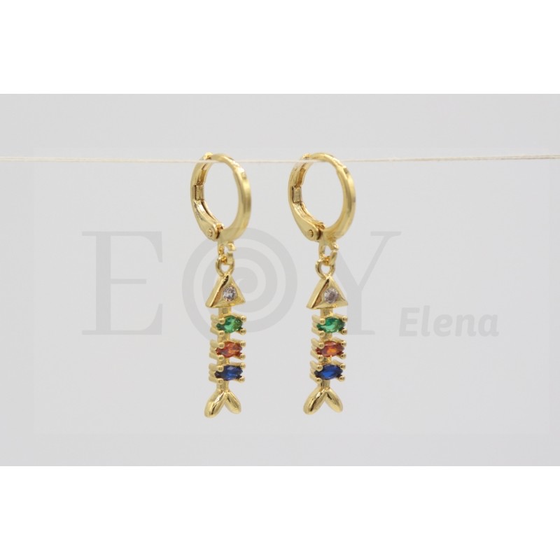 Pendientes de aro con pez que cuelga y piedras