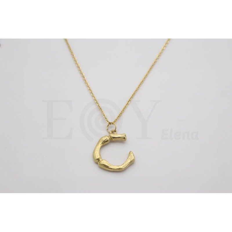 Collar de letra "C"